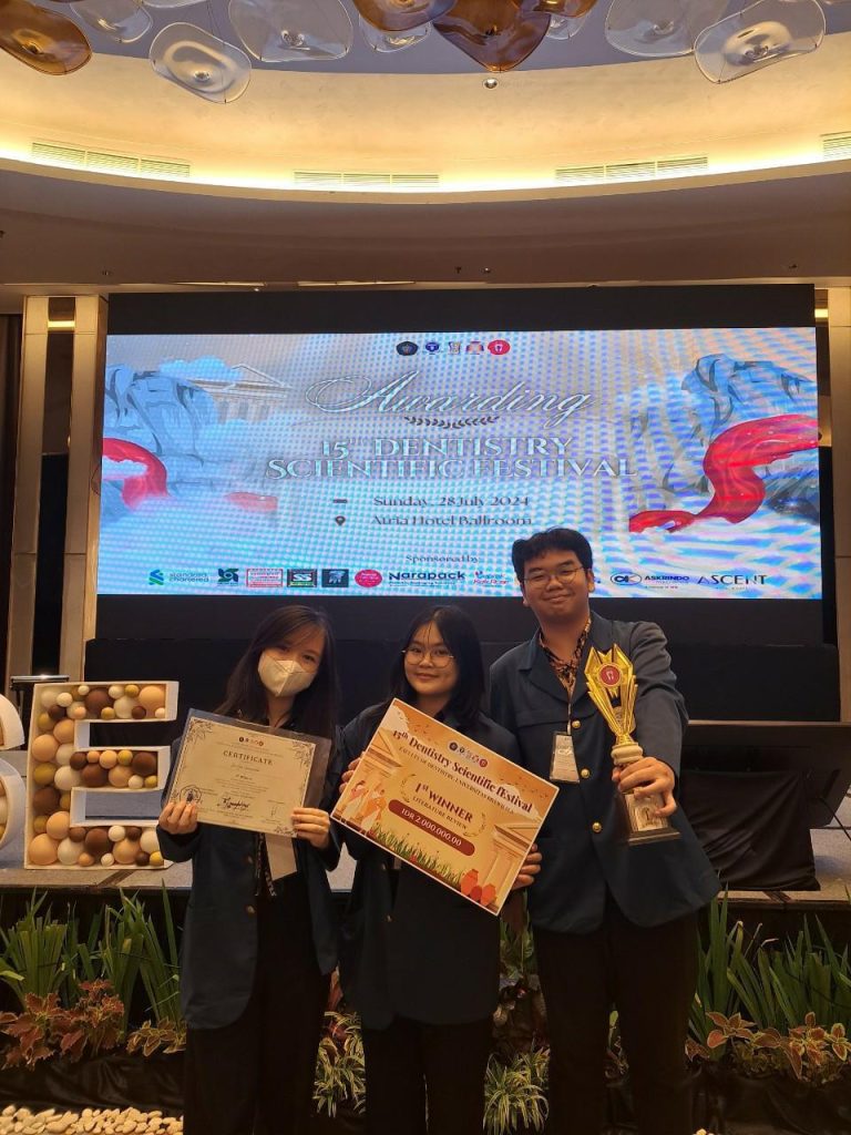 Tim mahasiswa Kedokteran Gigi UNAIR saat menjadi juara pertama dalam 15th Dentistry Scientific Festival di Universitas Brawijaya (Sumber: Istimewa)