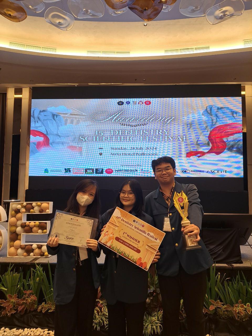 Students from UNAIR's Faculty of Dental Medicine celebrate their first-place win at the 15th Dentistry Scientific Festival at Brawijaya University (Photo: By courtesy)