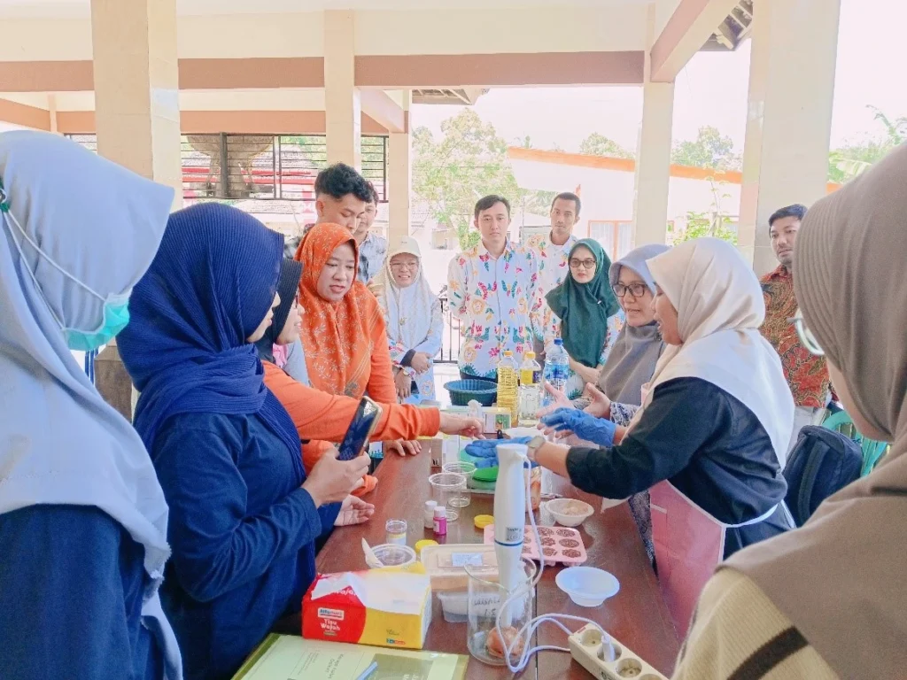 Peserta praktik membuat sabun kulit buah manggis dipandu tim Fakultas Farmasi UNAIR di Kabupaten Banyuwangi (Foto: Istimewa)
