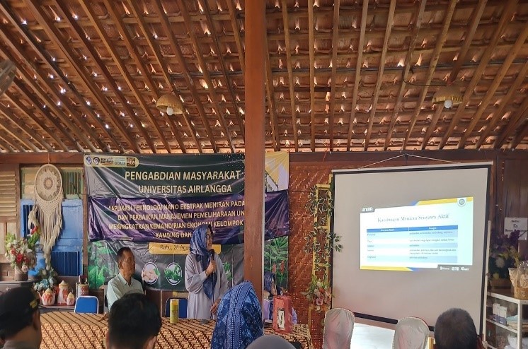 Dosen FKH dalam programm pengmas peningkatan kemandirian ekonomi di Desa Sepande (Foto: Istimewa)