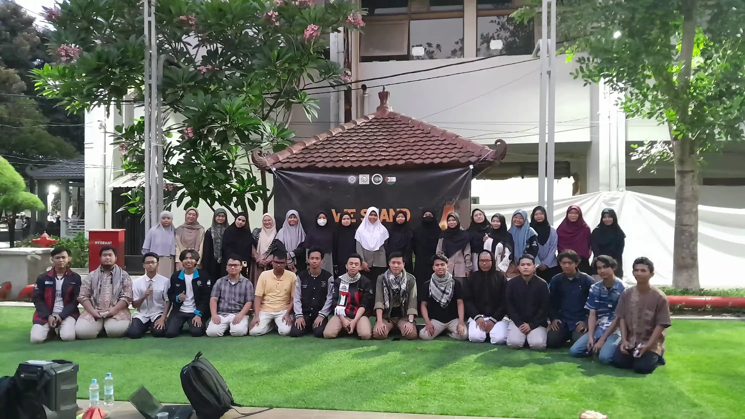 Kegiatan Diskusi Terbuka yang diselenggarakan SJP UNAIR x SJP ITS. Taman Perpustakaan Kampus Dharmawangsa - B Universitas Airlangga (Foto: Dok. Panitia)