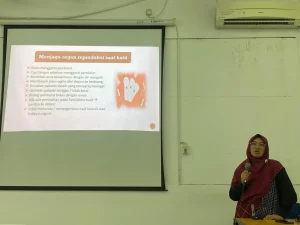 dr Laili Muninggar SpOG MKed Klin membagikan materi pentingnya menjaga kesehatan reproduksi perempuan pada kegiatan KAFCAN SKINers UNAIR (Foto: Raissyah)