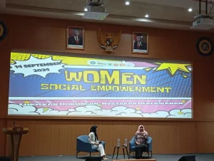 Dr Lis Bersama Moderator Memaparkan Materi Pada Seminar WSE 2024 (Sumber: Dokumentasi Pribadi)