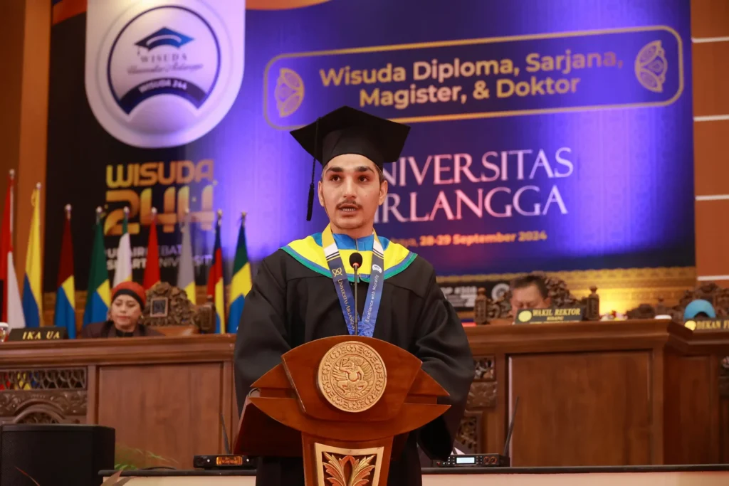 Perwakilan wisudawan, Shah Faisal, menyampaikan sambutannya pada wisuda periode 244, Minggu (29/9/2024) (Foto: PKIP UNAIR)