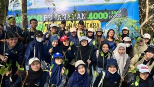 Para relawan melakukan foto bersama sebelum menanam bibit mangrove (Sumber: Istimewa)