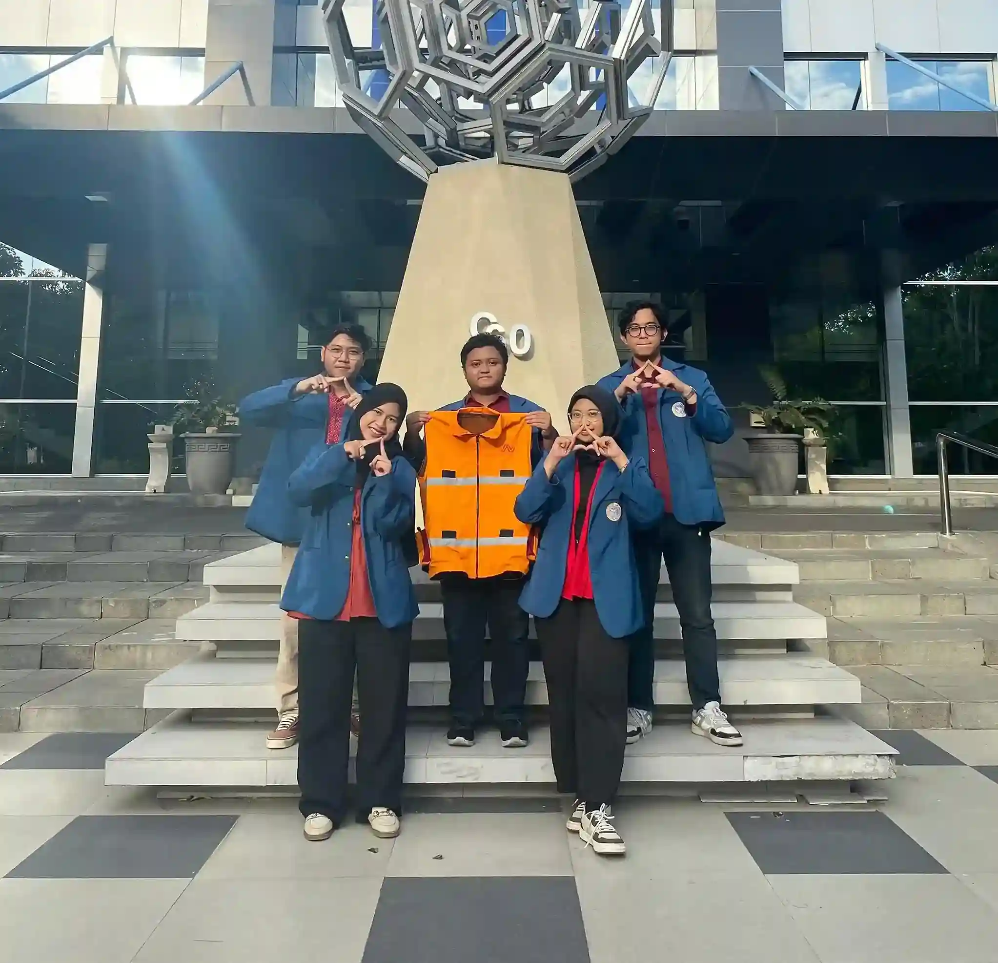 Tim AUVEST foto bersama Prototype (Foto: Dokumentasi Narasumber)