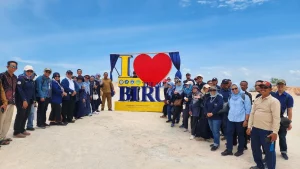 Tim Pengmas UNAIR bersama pihak setempat dalam peresmian monumen Telaga Biru (Foto: Istimewa)