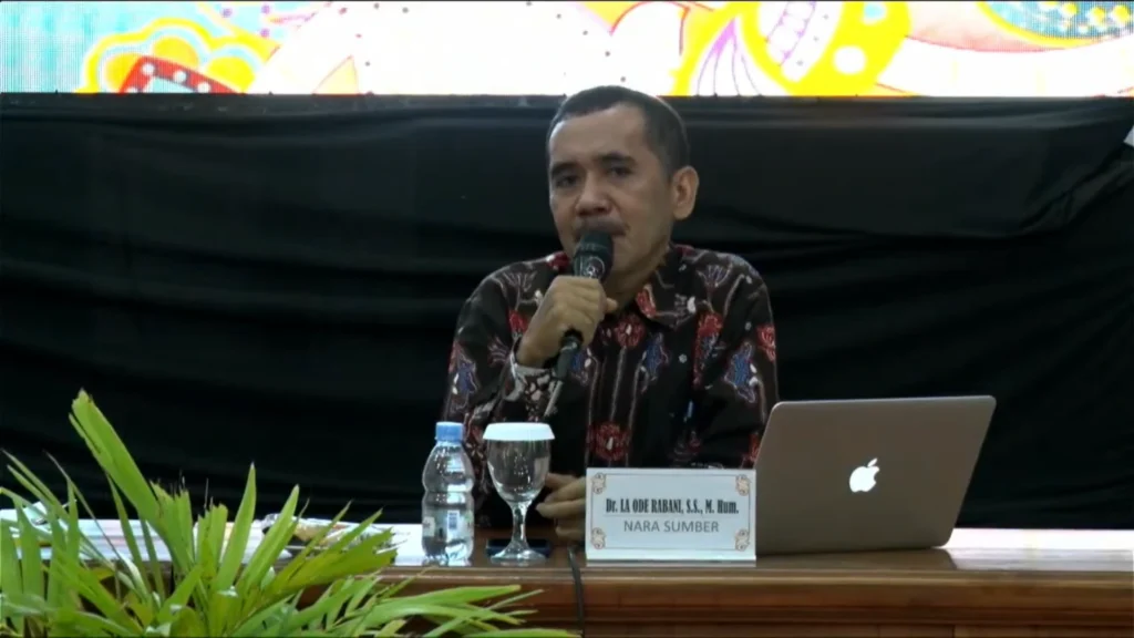 La Ode Rabani S S M Hum memaparkan hasil temuan dan analisisnya mengenai kajian koleksi keramik Museum Mpu Tantular (Foto: Tangkapan layar kanal YouTube)
