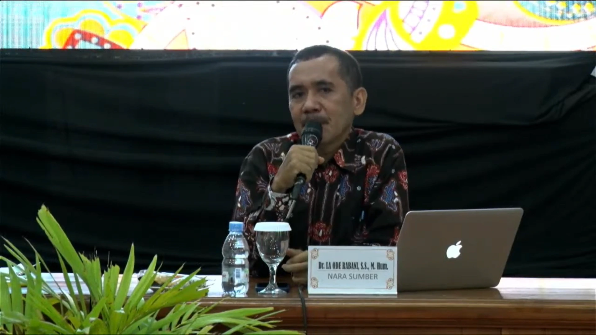 La Ode Rabani S S M Hum memaparkan hasil temuan dan analisisnya mengenai kajian koleksi keramik Museum Mpu Tantular (Foto: Tangkapan layar kanal YouTube)