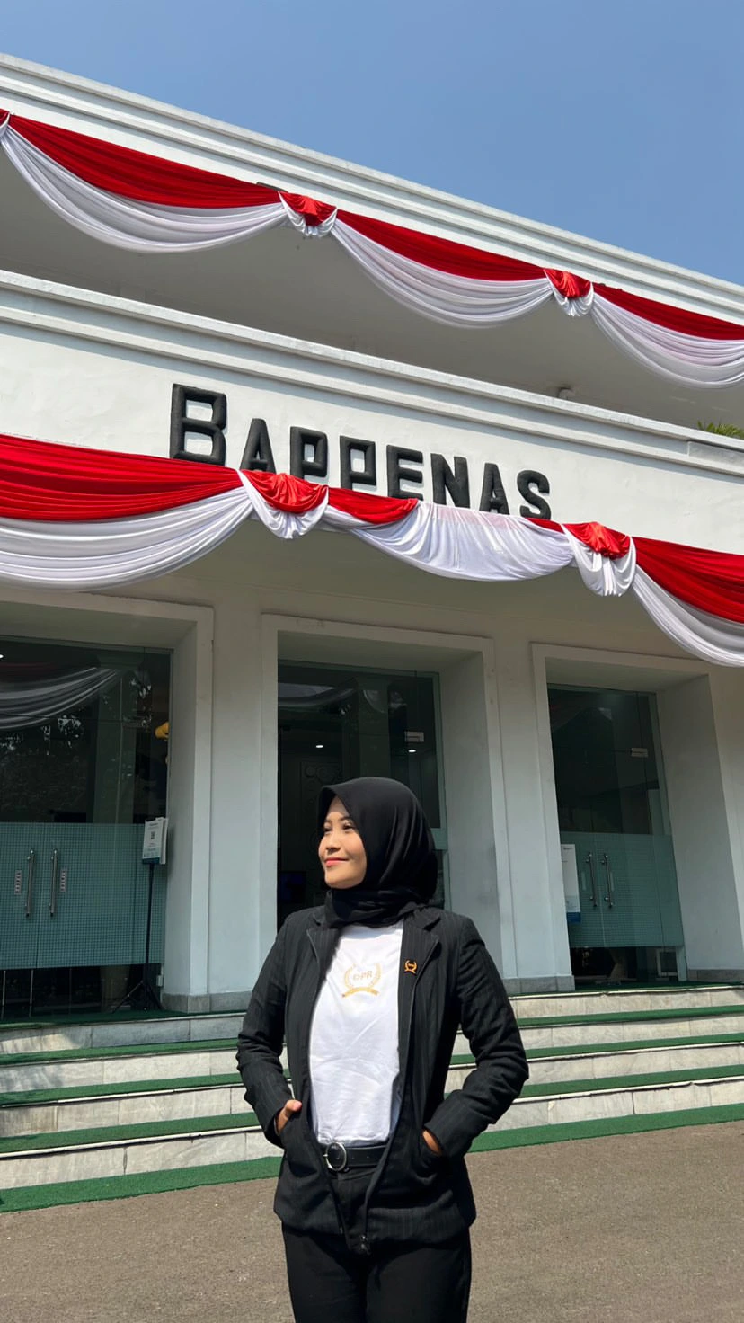 Satriyani Dewi Astuti, mahasiswi Ilmu Komunikasi UNAIR tengah magang di Atdikbud KBRI Singapura (Foto: Istimewa)