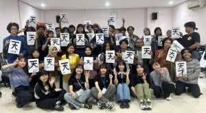 Mahasiswi internship dari SUAC Jepang bersama dengan mahasiswa Bahasa dan Sastra Jepang FIB UNAIR (Foto: Istimewa)