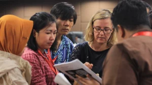 Zuzana Obertova, dosen Antropologi Forensik UWA yang menjadi salah satu pembicara utama selama sesi workshop antropologi forensik saat melangsungkan diskusi dengan peserta (Foto: Humas FISIP)