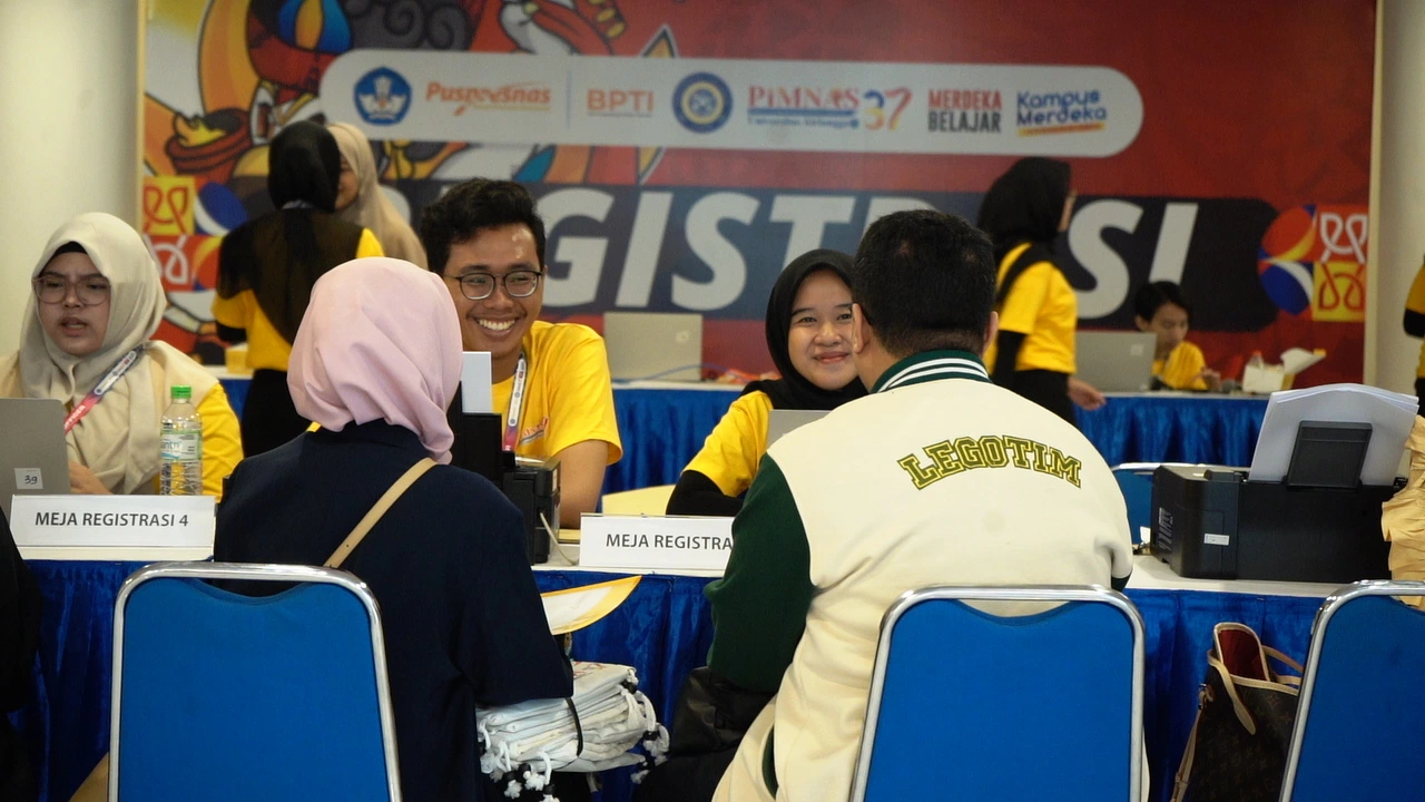 Situasi registrasi para kontingen PIMNAS 37 di Gedung ACC UNAIR (Foto: PKIP UNAIR)