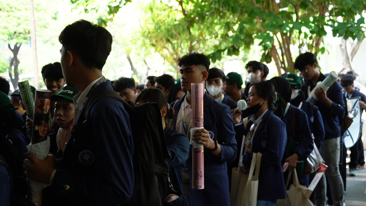 Situasi persiapan masuk GOR untuk pemasangan poster PIMNAS (Foto: PKIP UNAIR)