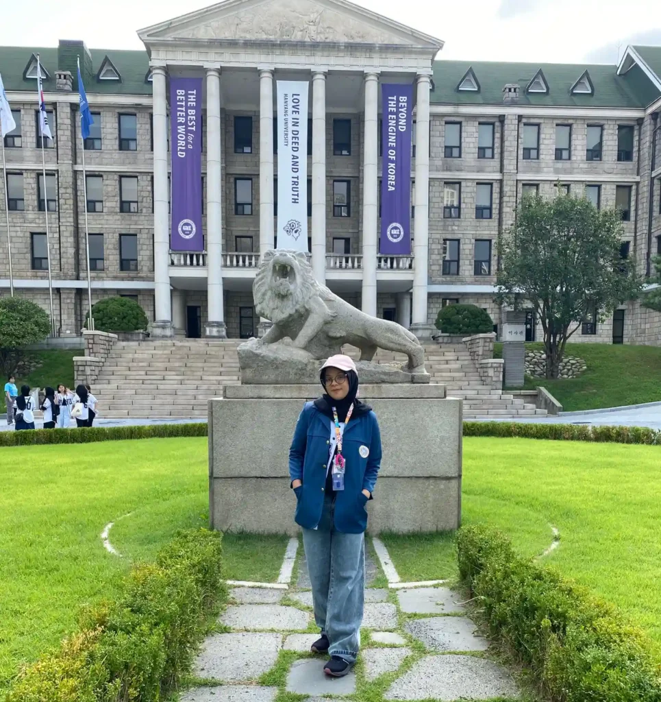 Potret Aurora Rafida Azmi berfoto di depan gedung Universitas Hanyang, Seoul, Korea Selatan (Foto: Dok. Narasumber)