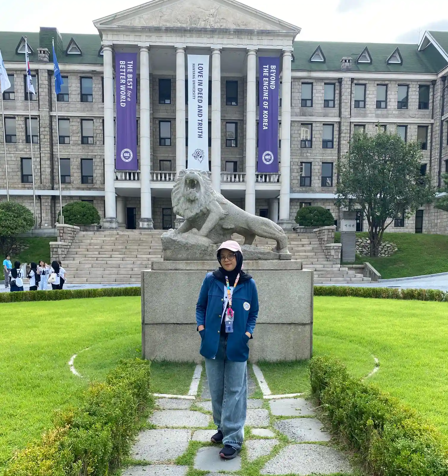 Potret Aurora Rafida Azmi berfoto di depan gedung Universitas Hanyang, Seoul, Korea Selatan (Foto: Dok. Narasumber)