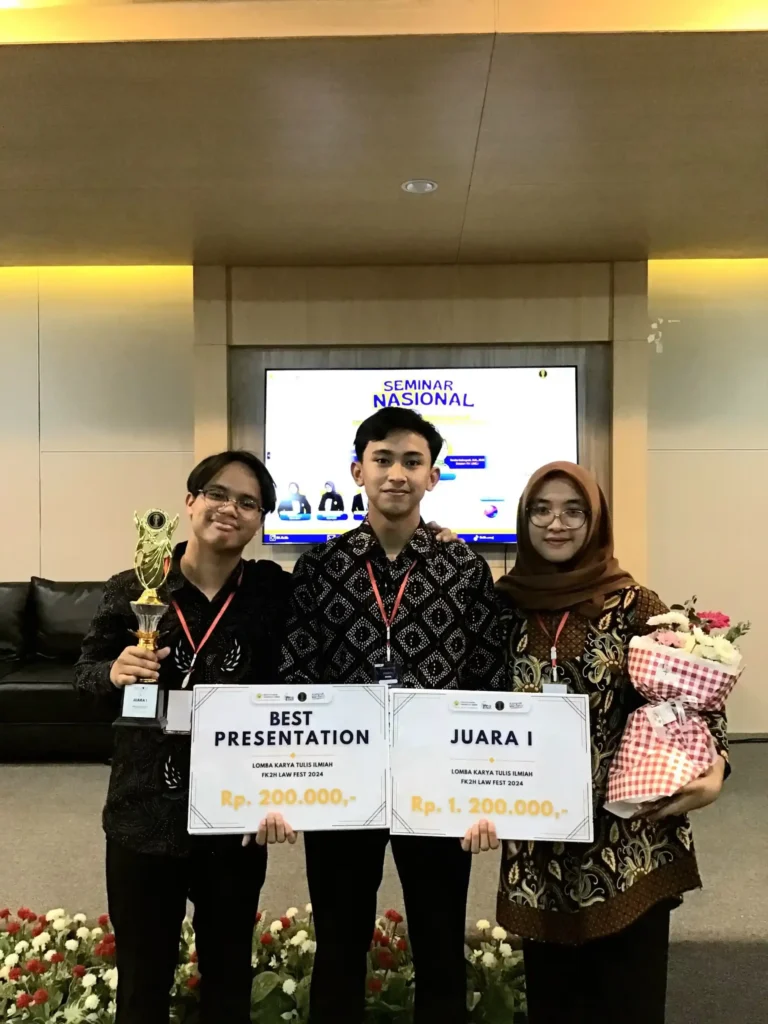 Delegasi FH UNAIR setelah meraih juara I dan best presentation dalam LKTI UNEJ (Foto: Dok. Narasumber)