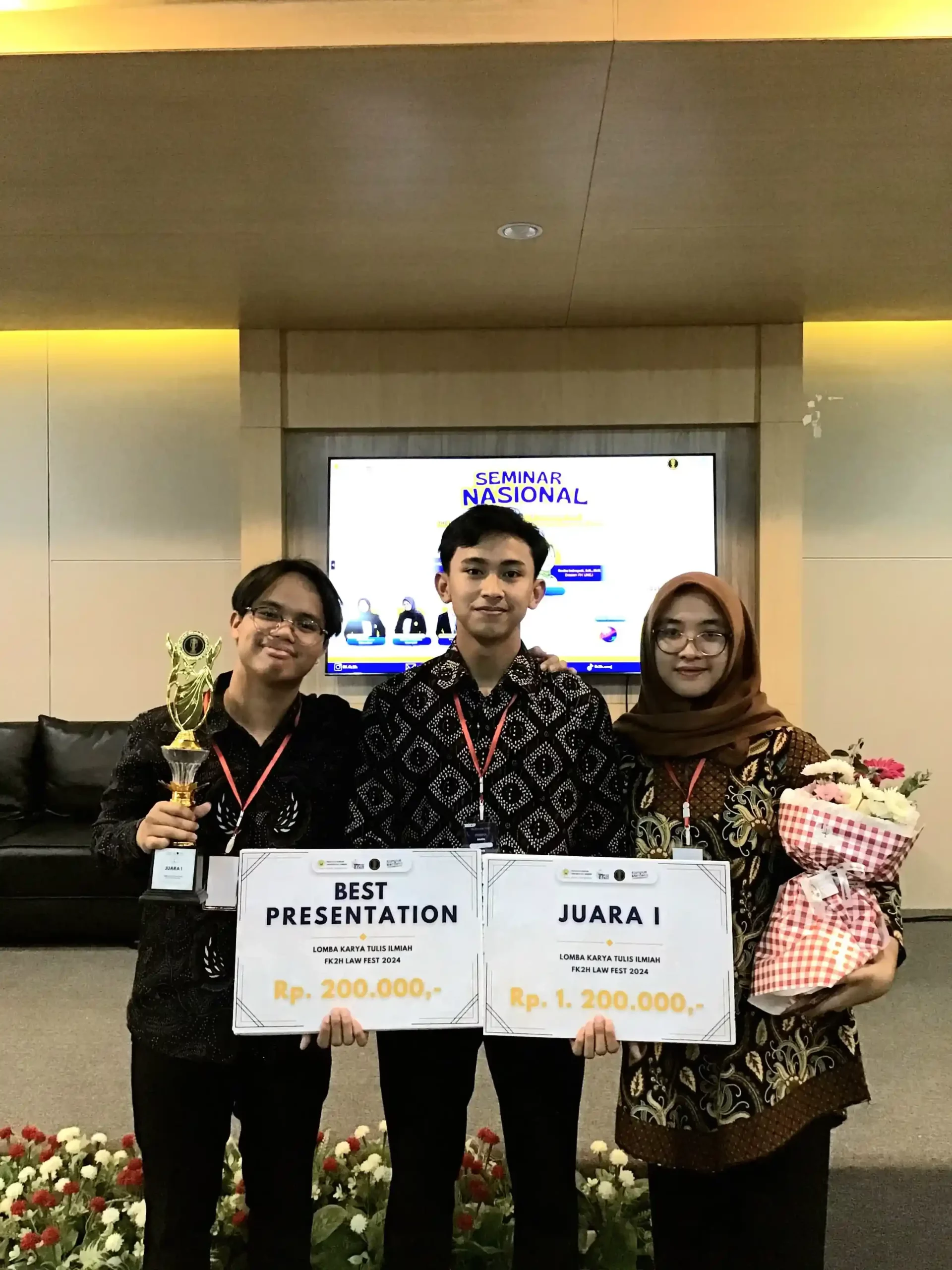 Delegasi FH UNAIR setelah meraih juara I dan best presentation dalam LKTI UNEJ (Foto: Dok. Narasumber)