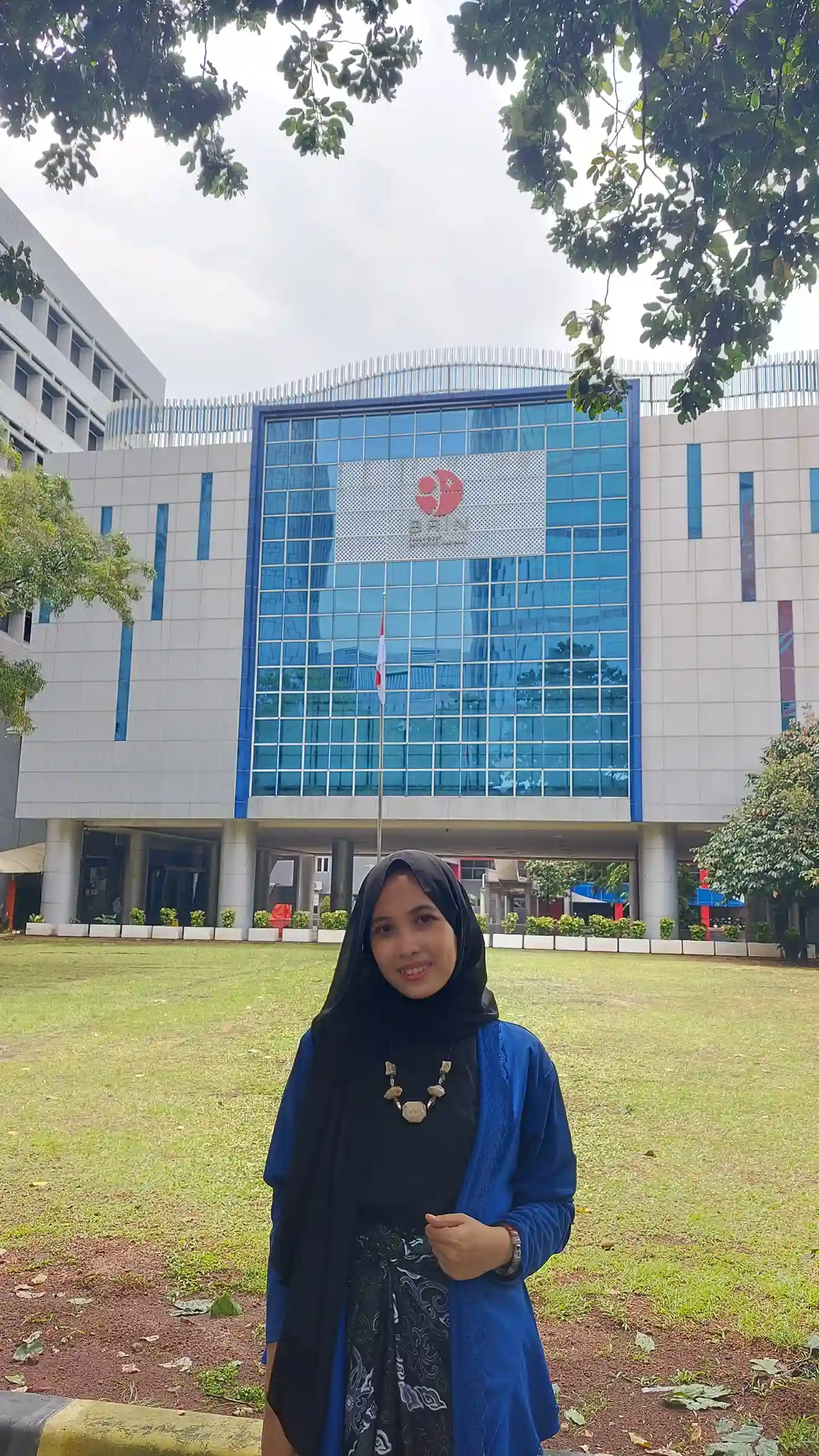 Rafida Mumtaz, a master's student in Linguistics at UNAIR’s Faculty of Humanities, presenting at the BRIN international forum (Photo: Source)