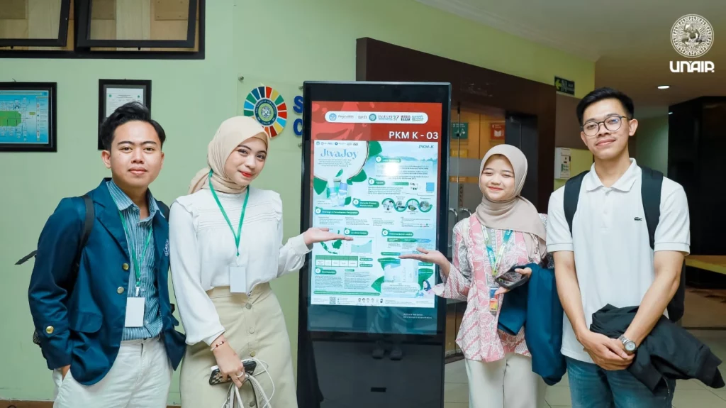  TIM PKM Kewirausahaan IPB University suguhkan poster digital hasil ide kreatif mereka (Foto: PKIP UNAIR)
