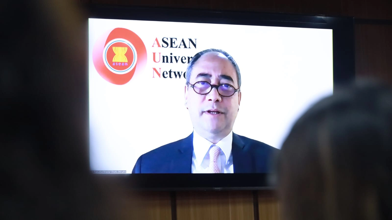 Choltis Dhirathiti PhD, AUN Executive Director sampaikan sambutannya secara virtual dalam acara pembukaan The AUN Young Speakers’ Contest and Educational Forum yang diikuti oleh peserta dari institusi pendidikan negara-negara di kawasan ASEAN+3. (Foto: PKIP UNAIR)