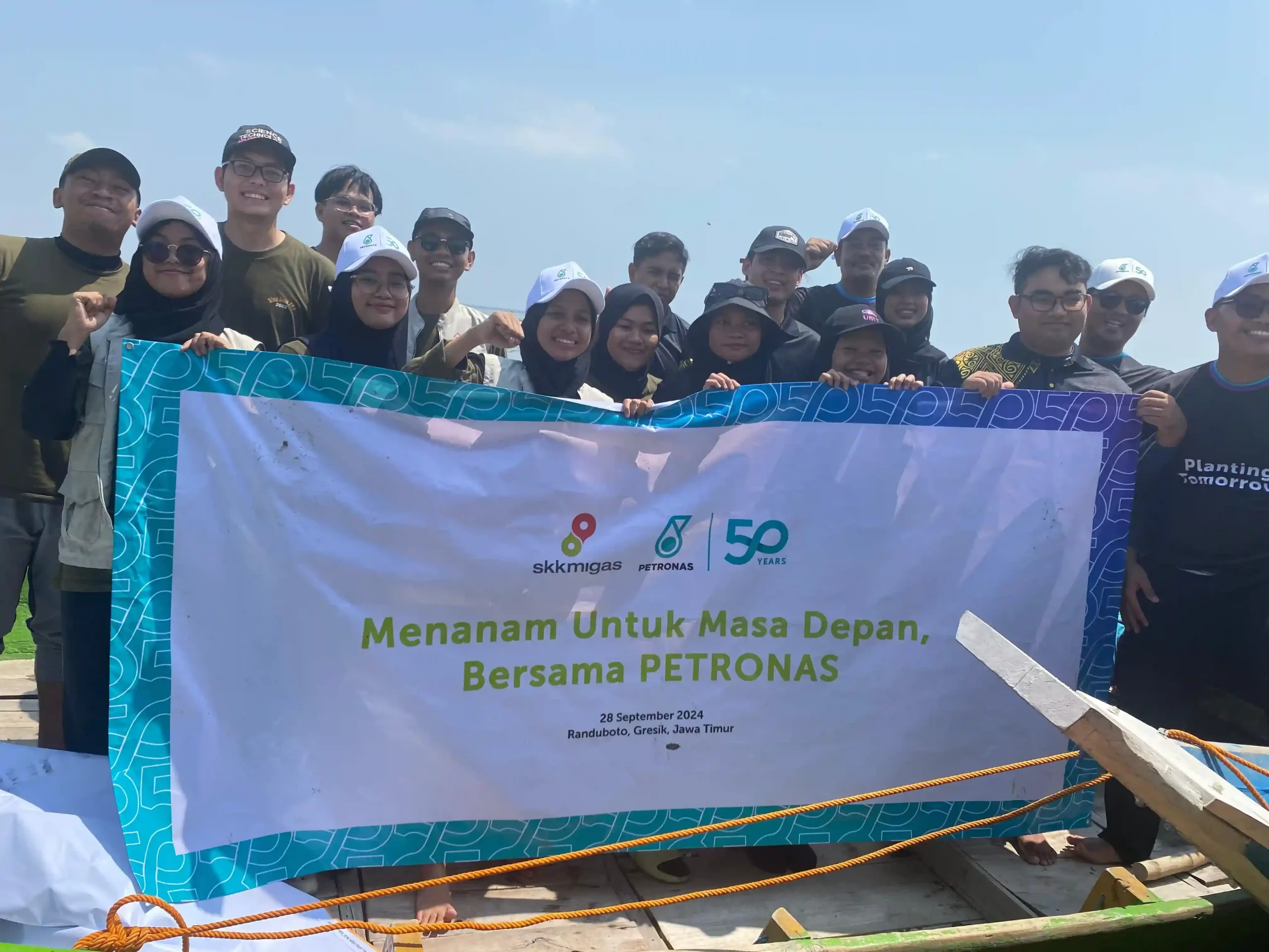 Peserta pengmas kolaborasi FST UNAIR dan Universiti Terengganu Malaysia untuk perangi perubahan iklim lewat rehabilitas mangrove (Foto: Dok. Peserta Pengmas)
