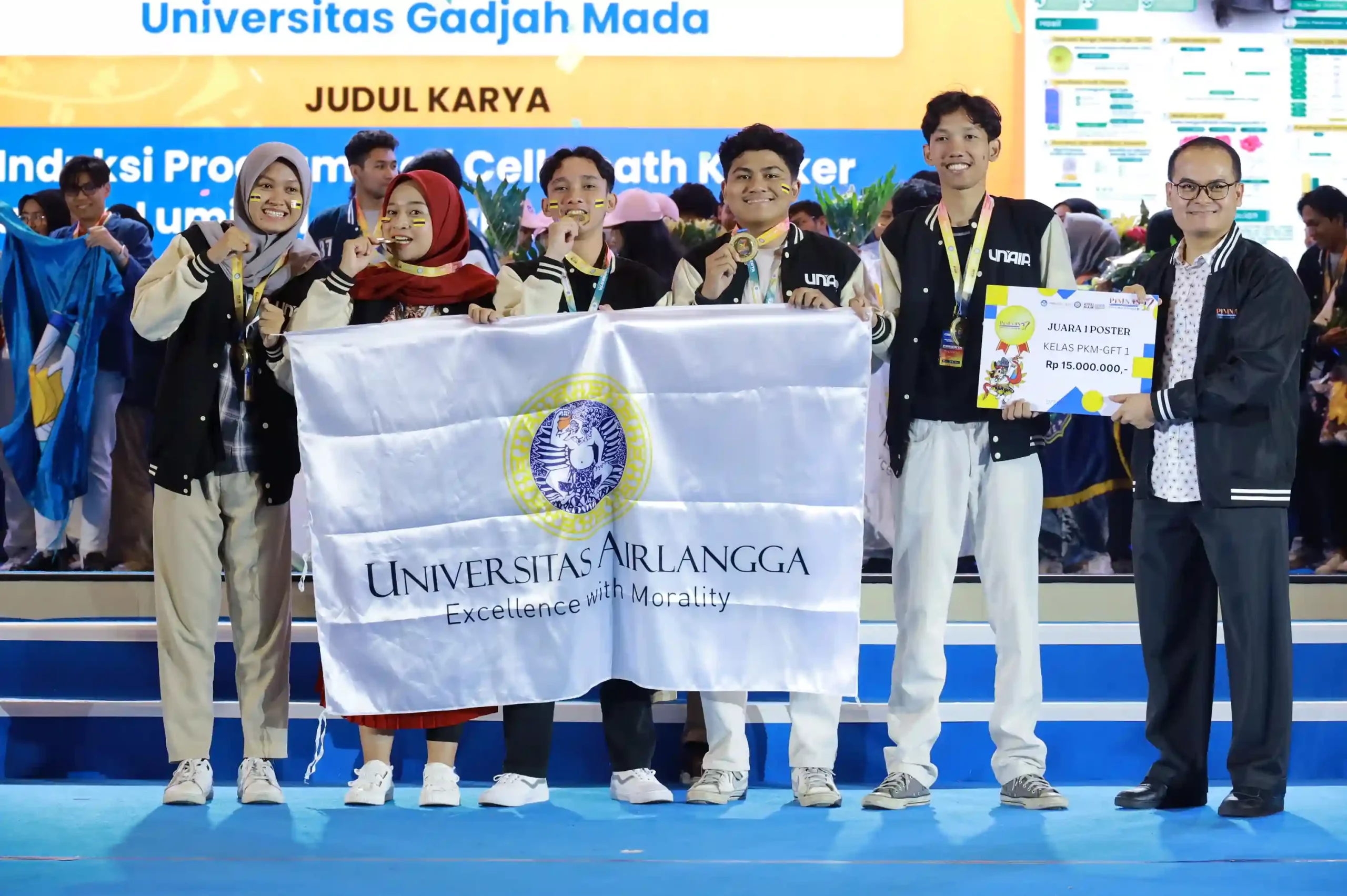 Tim PKM-GFT UNAIR yang menggagas restorasi terumbu karang mendapat medali emas untuk kategori lomba poster PIMNAS ke-37 (Foto: PKIP UNAIR)