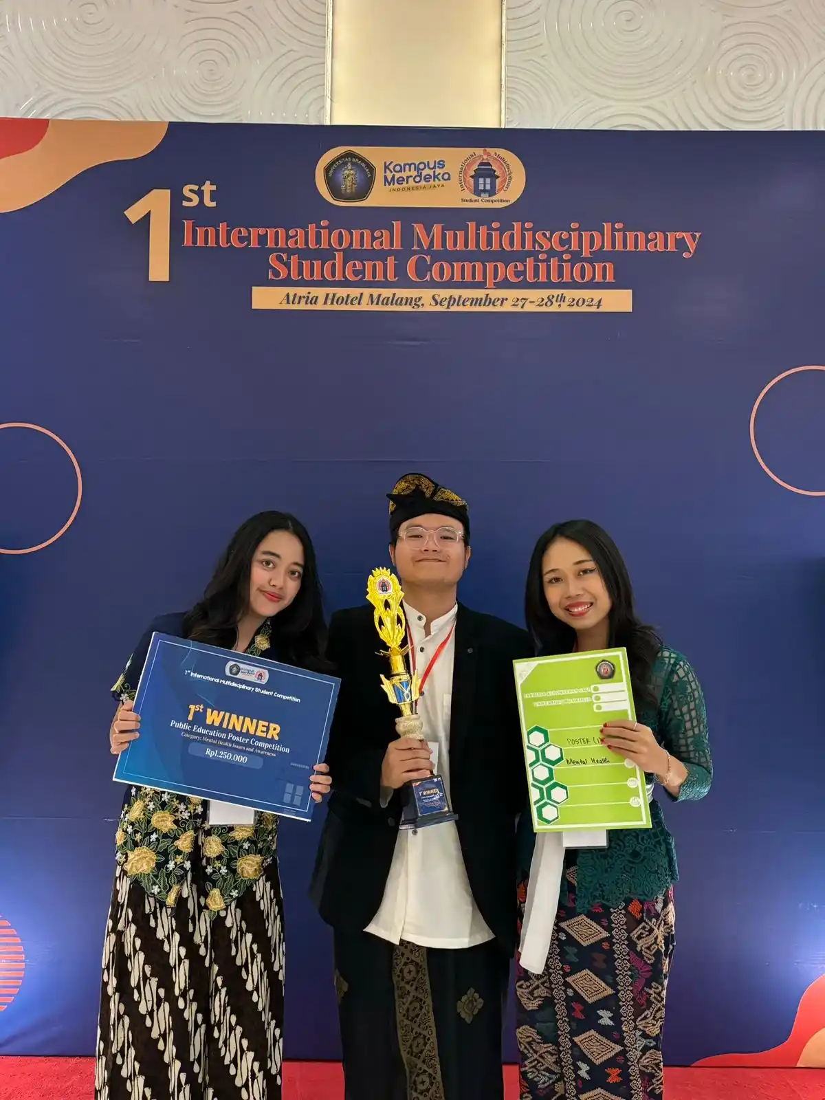 Mahasiswa Kedokteran Gigi UNAIR, Prasherly Anura (kiri) dan Rafaelle Raditya (tengah), Juara 1 dalam International Multidiciplinary Student Competition, angkat solusi atasi bullying. (Foto: Istimewa)