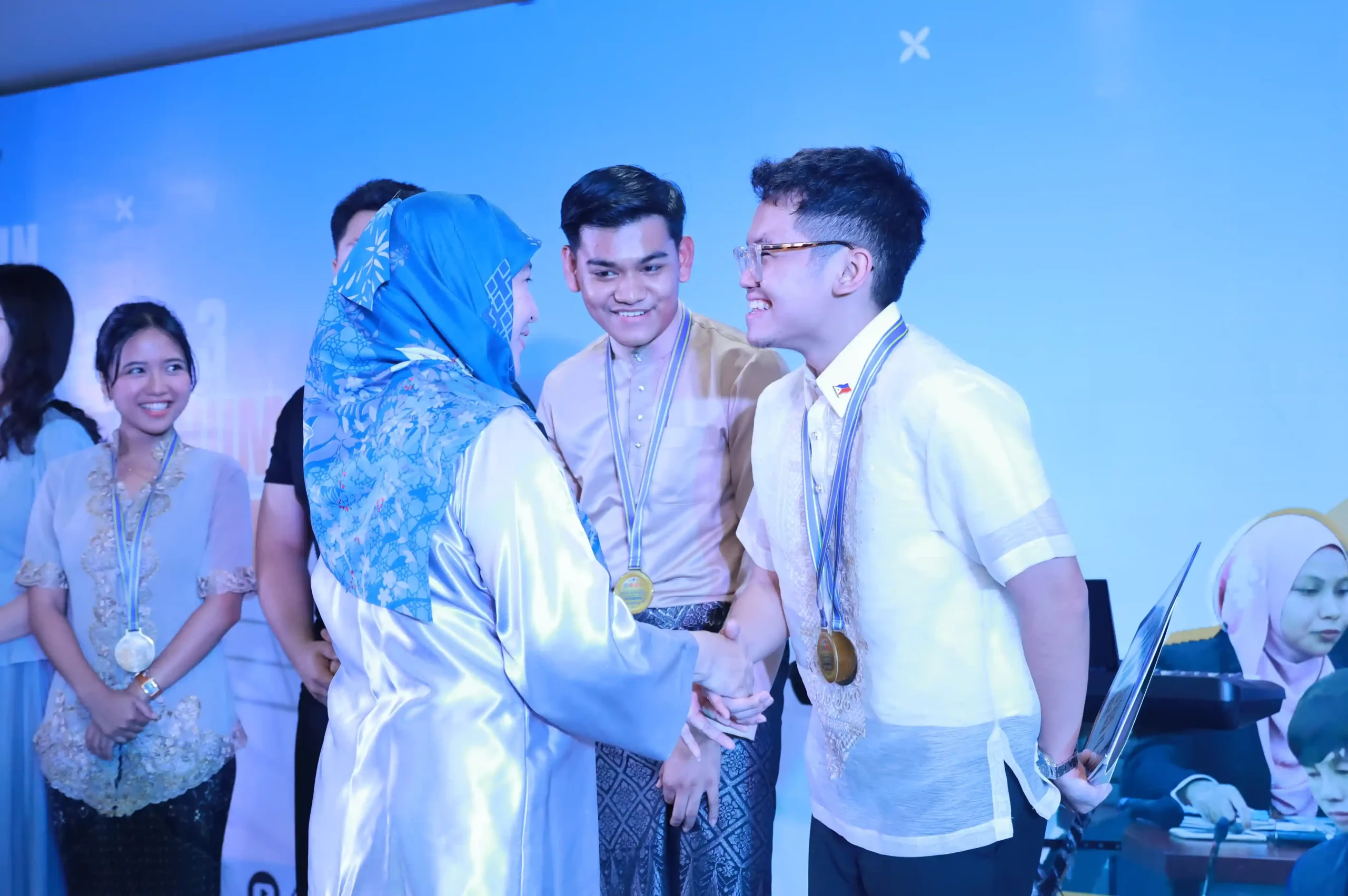 Momen Marco dan rekan satu timnya mendapat penghargaan The Most Outstanding Working Group AUN ED-YSC 2024 (Foto: PKIP UNAIR)