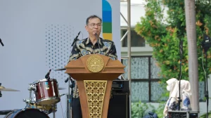 UNAIR’s Vice-Rector for Resources, Dr. Muhammad Madyan, gives a welcome speech at the SDGs Festival on Thursday, October 24, 2024 (Photo: PKIP UNAIR).