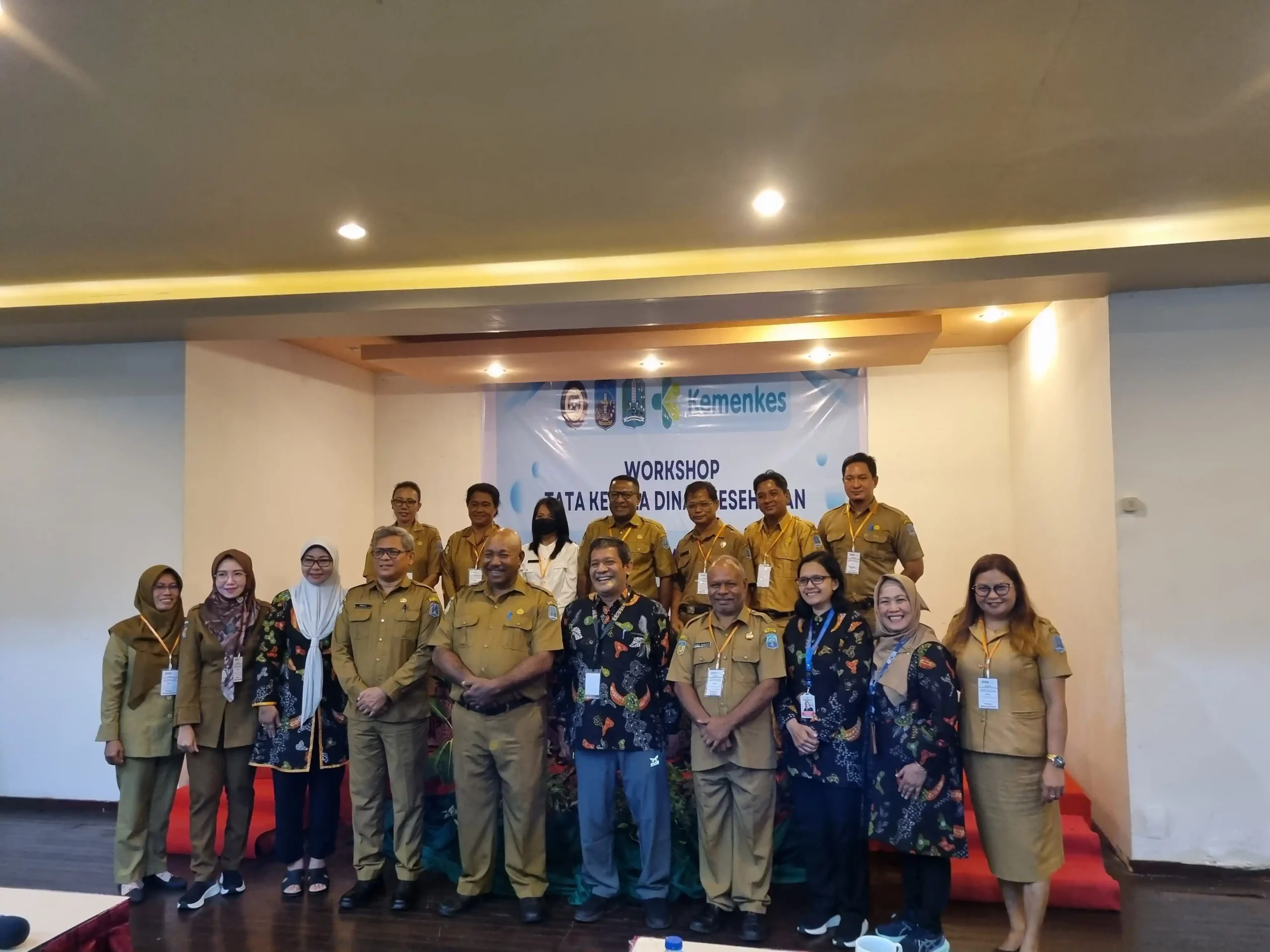 Foto bersama Plh Biak Numfor (Foto: Dok. tim FKM UNAIR)