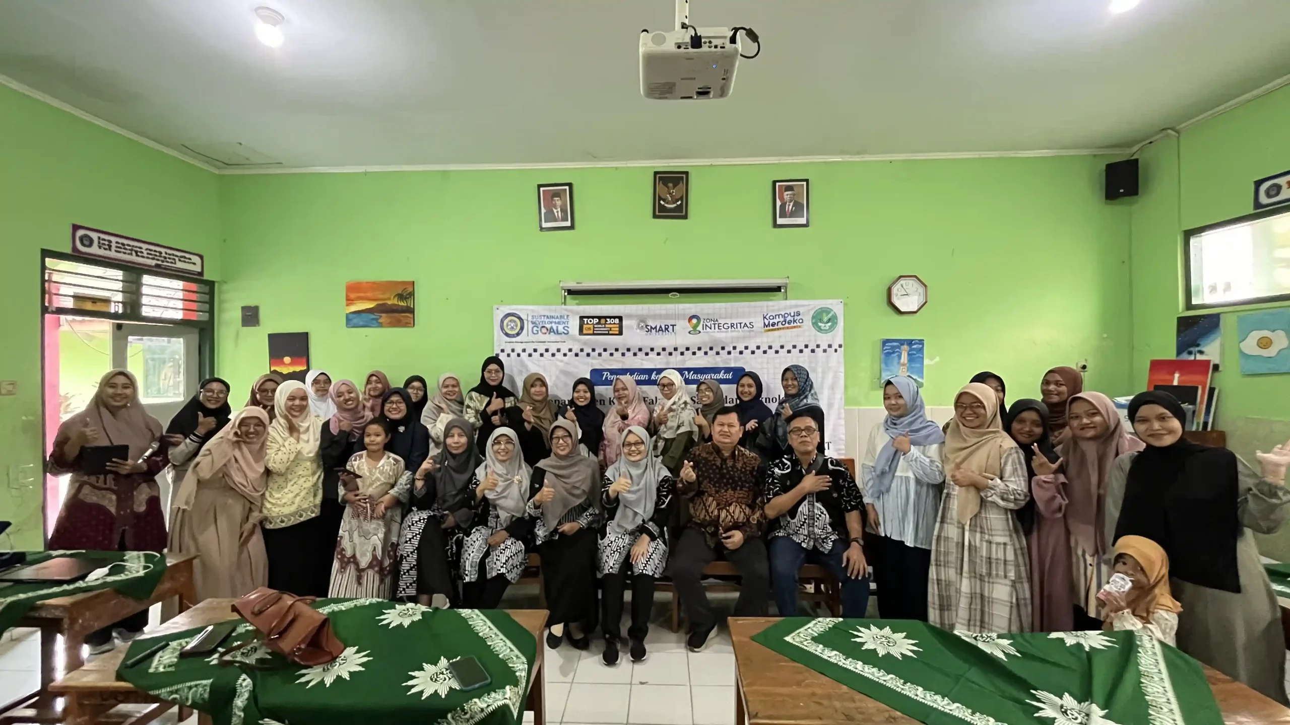 Tim pengmas Dosen Kimia UNAIR menggandeng dosen dari Program Studi D4 Teknik Laboratorium Medis Universitas ‘Aisyiyah (UNISA) Yogyakarta (Foto: Dok. Tim Pengmas)