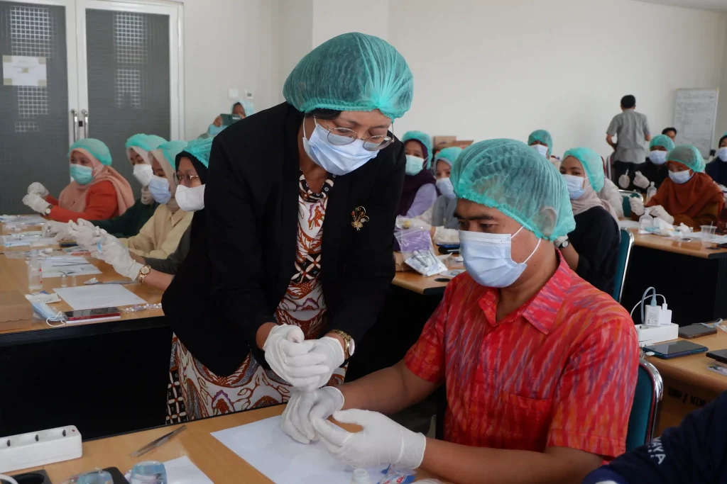 Praktik pelatihan Pencampuran Obat Steril yang dilaksanakan oleh tim pengmas FF UNAIR (Foto: Dok. tim pengmas)