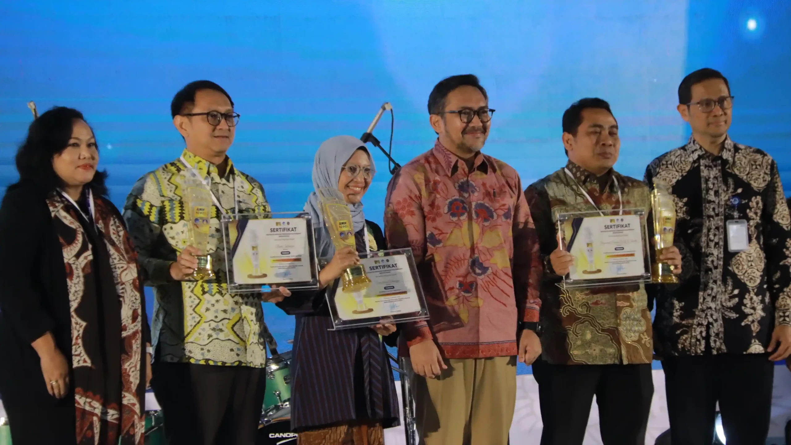 Martha Kurnia Kusumawardani dr SpKFR(K) Ketua PKIP UNAIR saat menerima penghargaan bersama Prabu Revolusi Dirjen IKP Kemkominfo dan para penerima penghargaan lain (Foto: Istimewa)