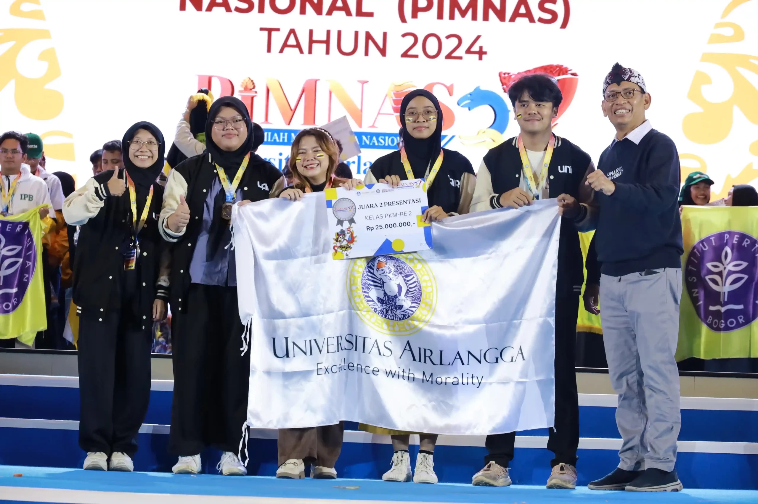 One of UNAIR's PKM teams accepting an award at the 37th PIMNAS (Photo: PKIP UNAIR)