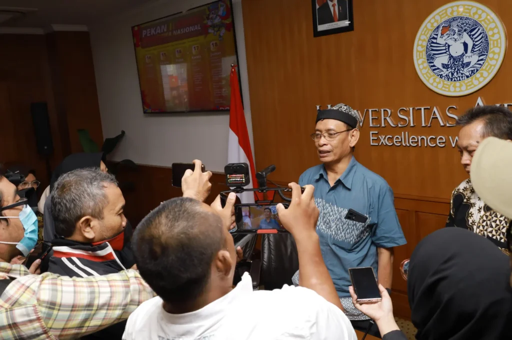 Rektor UNAIR Prof Dr Mohammad Nasih SE MT Ak dalam konferensi pers PIMNAS ke-37 (Foto: PKIP UNAIR)