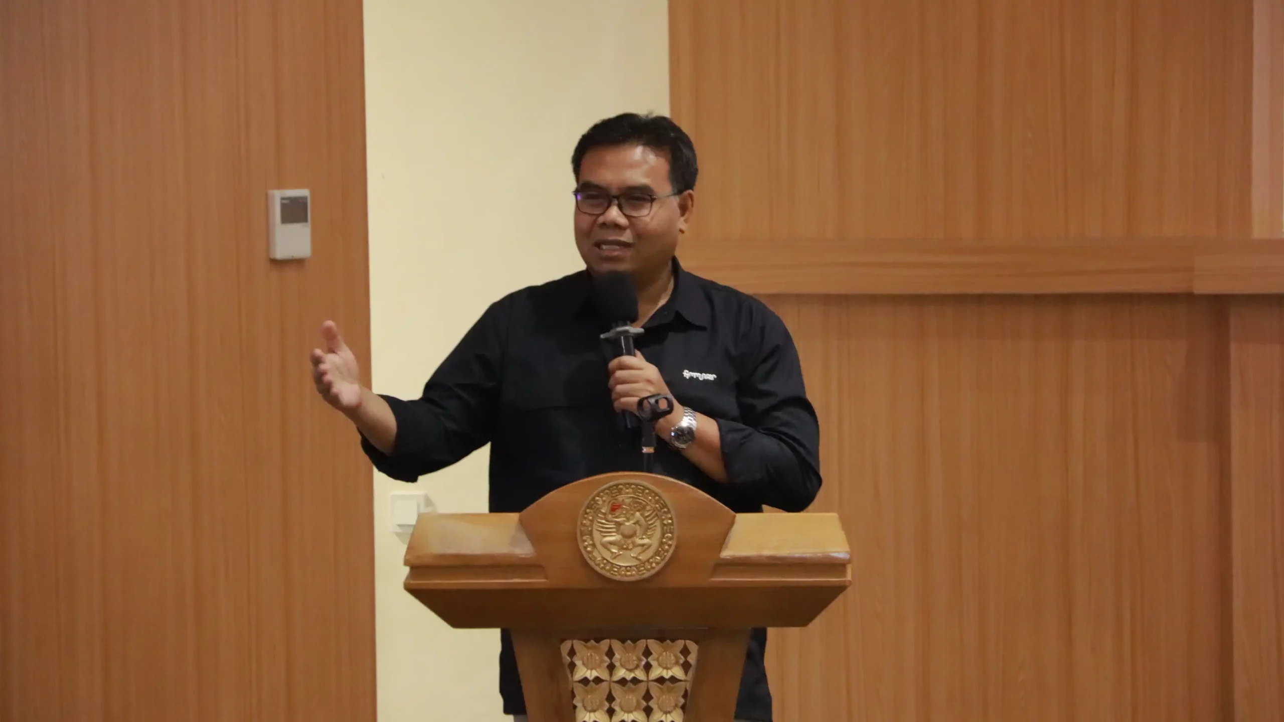 Dekan FTMM, Prof Dr Dwi Setyawan S Si M Si Apt saat memberikan sambutan (Foto: PKIP UNAIR)