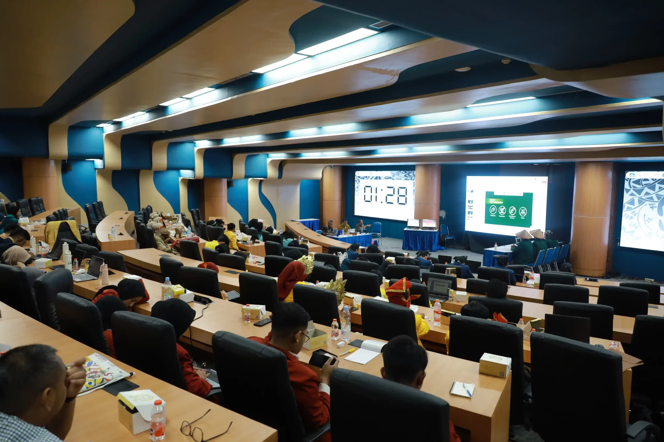 Para Peserta PIMNAS pada saat presentasi karya (Foto: PKIP UNAIR)