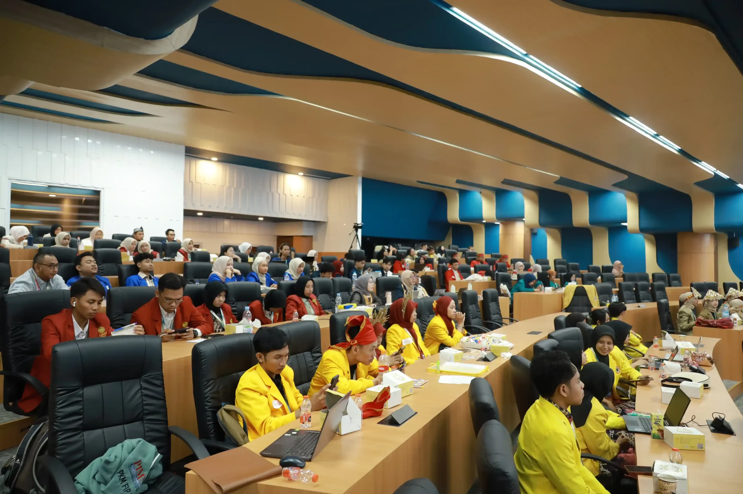 Suasana presentasi karya peserta PIMNAS, terlihat para seperta mengenakan pakaian adat daerah masing-masing (Foto: PKIP UNAIR)