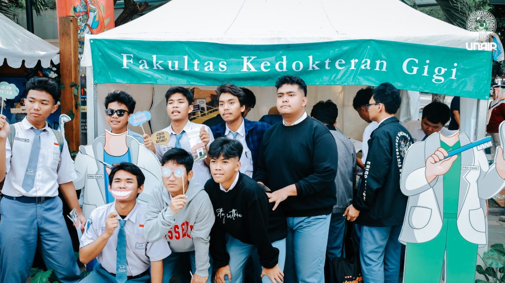 Pameran Pendidikan dan Bazaar PIMNAS di Boulevard Kampus MERR-C UNAIR, Selasa (15/10/2024). (Foto: Shela)