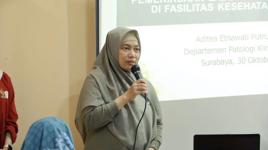 Dr. Yetti Hernaningsih, Chair of the Department of Clinical Pathology at FK UNAIR-RSUD Dr. Soetomo, delivers welcoming remarks (Photo: PKIP UNAIR)