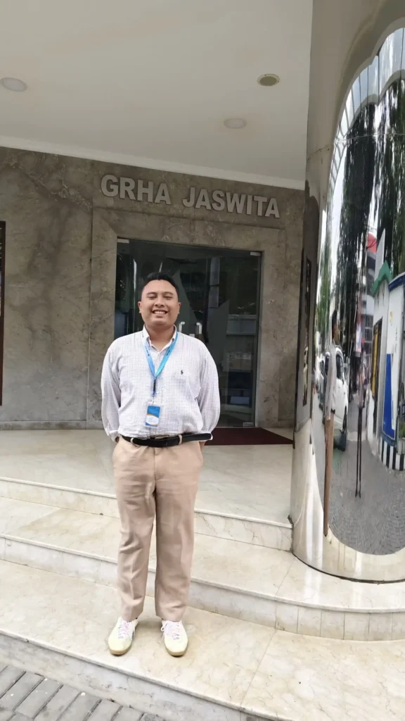 Yogi ketika berada di kantor Perseroda Jawa Barat (Foto: Dok. Narasumber)