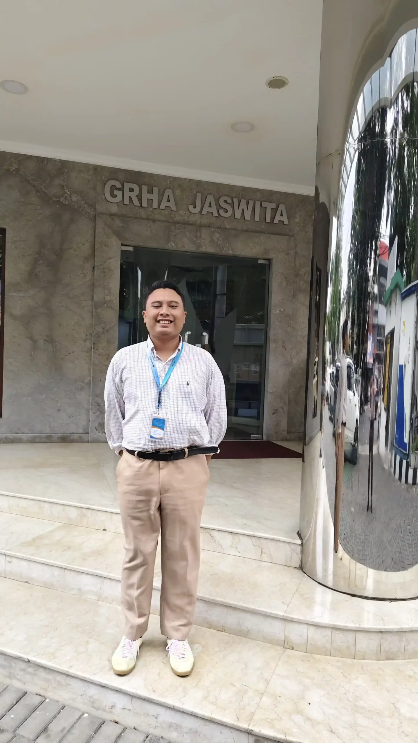 Yogi ketika berada di kantor Perseroda Jawa Barat (Foto: Dok. Narasumber)