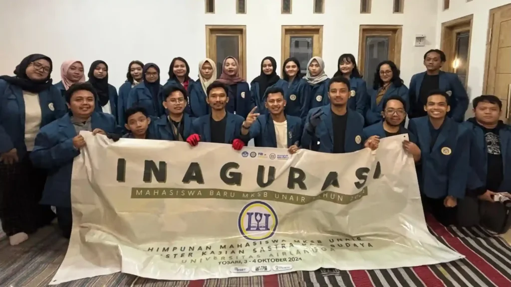 Seluruh mahasiswa baru beserta panitia HIMA MKSB UNAIR berfoto bersama dalam malam inaugurasi di Bromo (Sumber: Dokumentasi Narasumber)