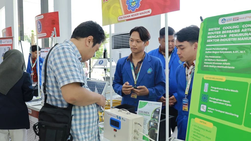 Mitra bisnis mengunjungi booth peserta PIMNAS (Foto: PKIP UNAIR)