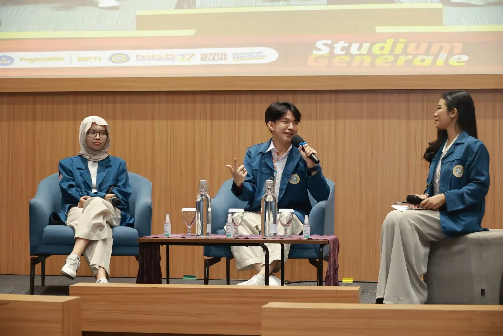 Sesi talkshow Maxwell dan Vania dalam Studium Generale (Foto: PKIP UNAIR)