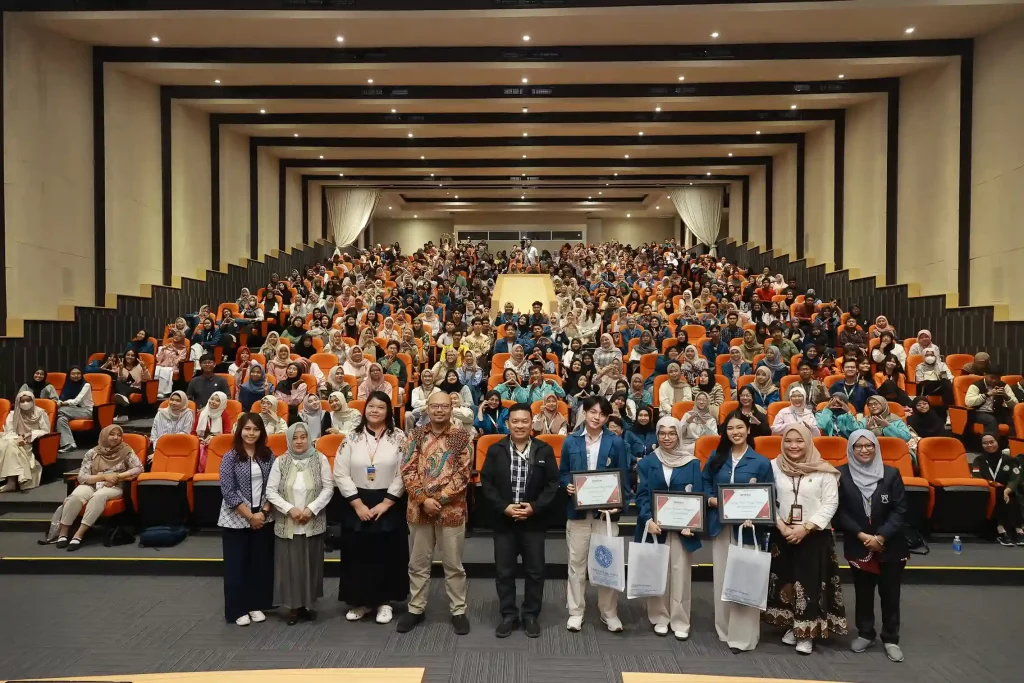 Sesi foto bersama dalam studium generale (Foto: PKIP UNAIR)