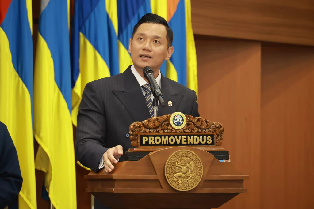 Agus Harimurti Yudhoyono (AHY) during his open doctoral defense (Photo: PKIP UNAIR)