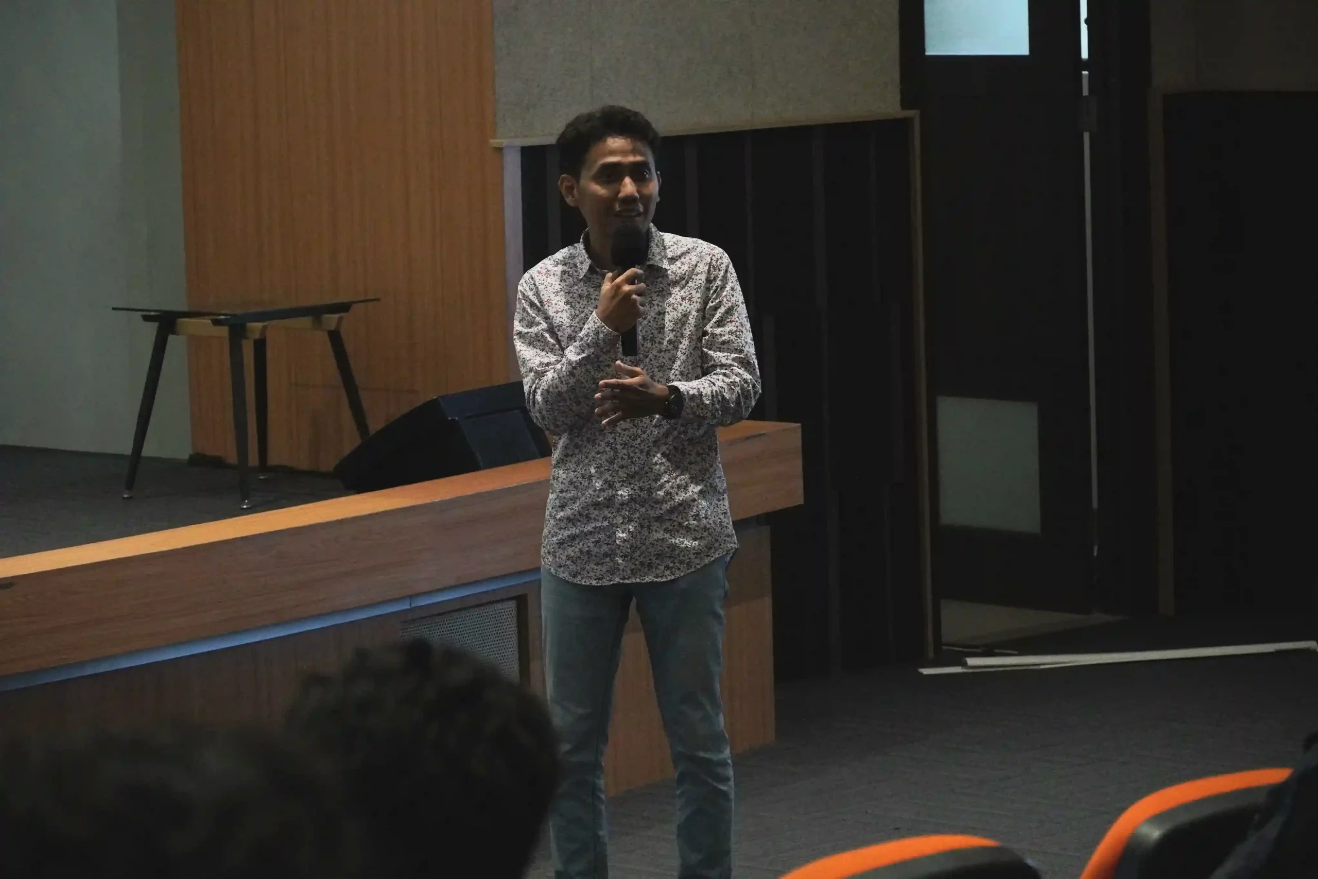 Pemaparan materi oleh Rodik Wahyu dalam seminar FTMM tentang kendaraan otonom di dunia industri (Foto: Humas FTMM)