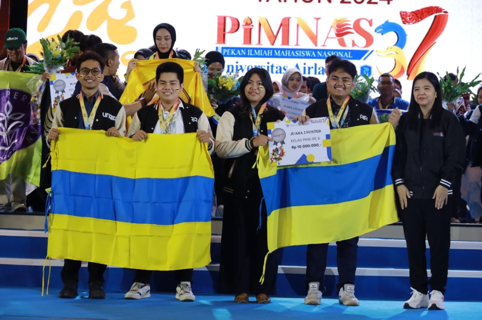 Penyerahan penghargaan medali perak pimnas (Foto: PKIP UNAIR)